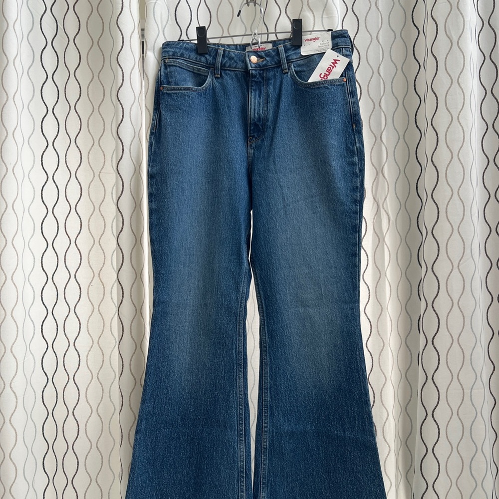 Wrangler Women’s Flare Jeans – Size 30x32 – New With Tags - Picture 3 of 11